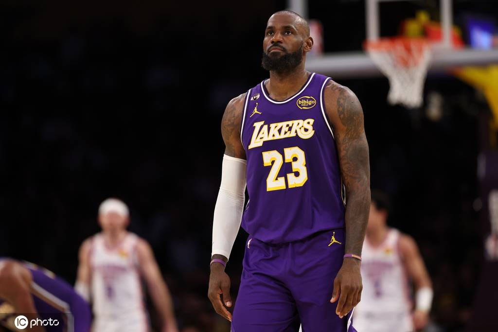 历史终结！詹姆斯缺战马刺无缘评奖 连续21年纪录告终